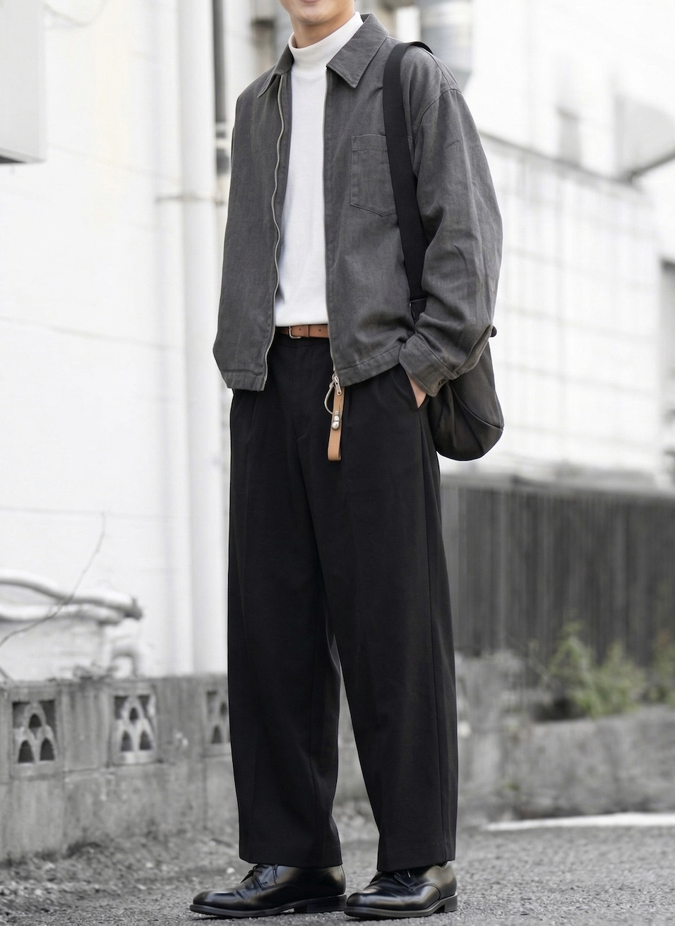 正解例2：グレーシャツ＋白T＋黒スラックス