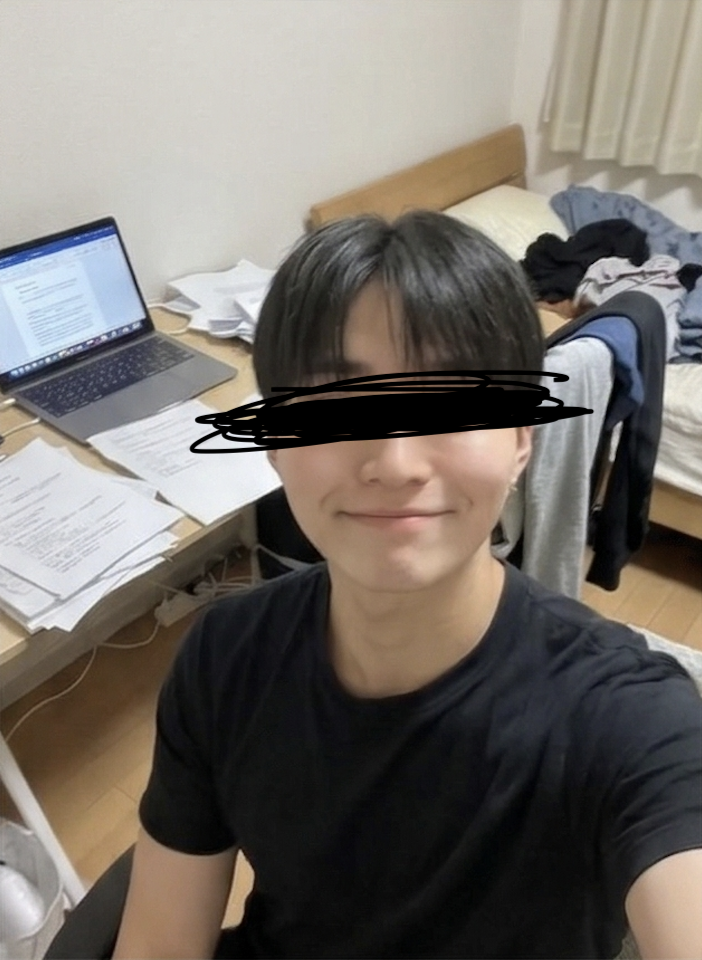 NG例:背景が散らかった部屋での自撮り